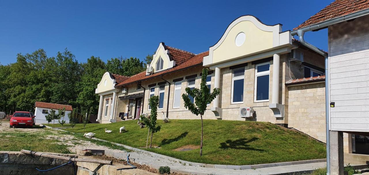 Apartmani Bojeresku Νεγκοτίν Εξωτερικό φωτογραφία